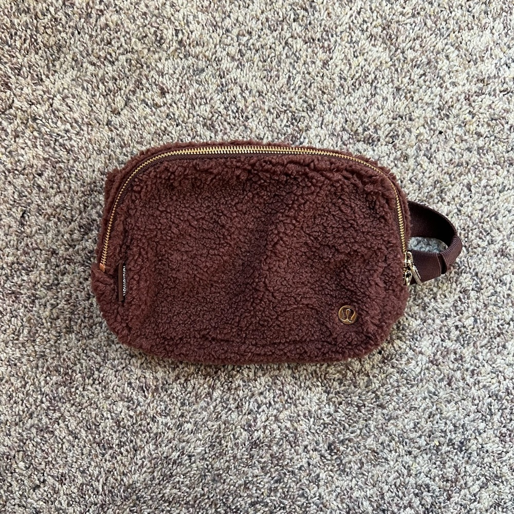 2L lululemon fleece belt bag earth/gold hardware